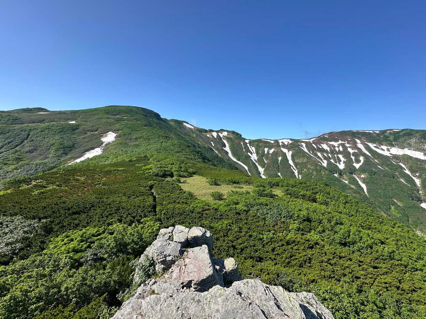 扇風岩から見える風景。
左端が山頂。