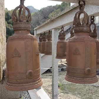 幸せの鐘。鳴らすと結構大きい音