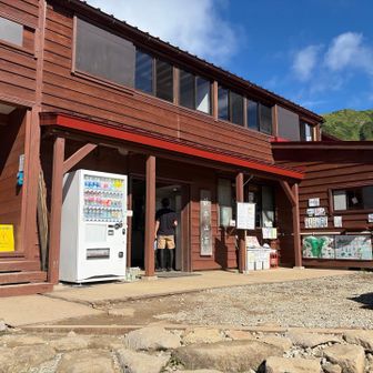 やっと鏡平小屋に着きました
鏡平小屋の水は500ml100円
コーヒーフロートが食べたかったけど双六小屋でケーキも食べたいので、今はがまんです