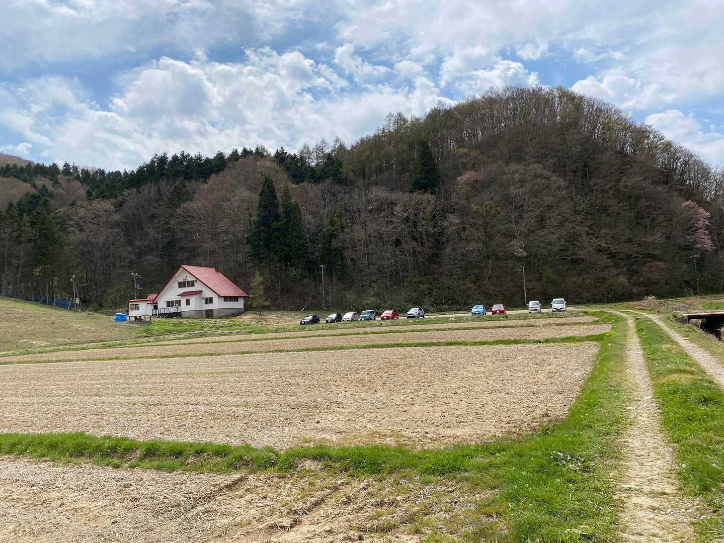 まだ何台も停まってます