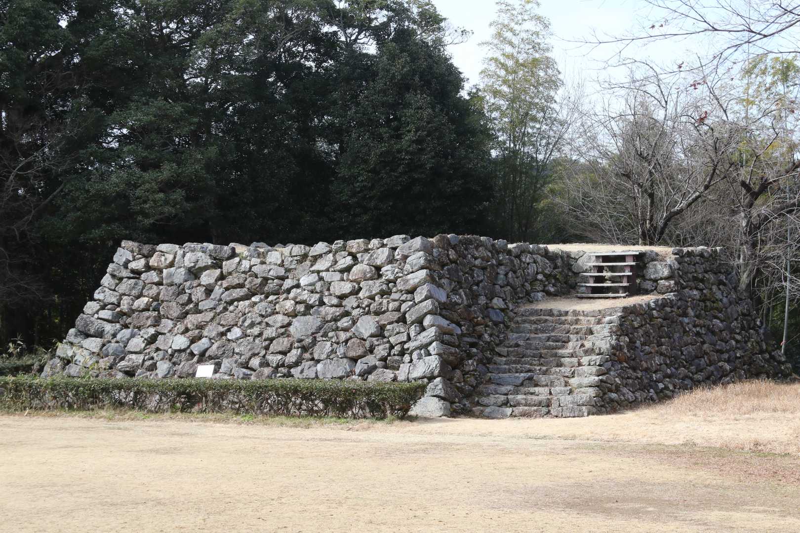 小ぶりながらも、隅は算木積で積まれた立派な天守台🏯
