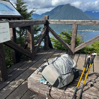 へとへとで半月山展望台に戻ってきました