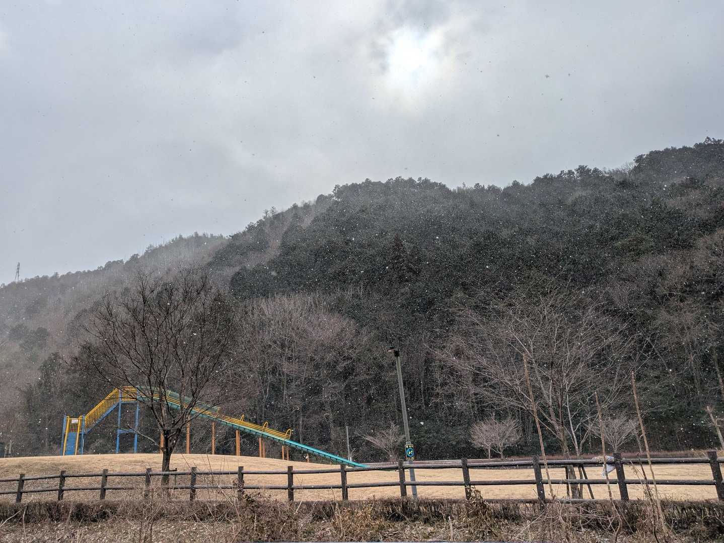 目の前にすべり台が👀
そして雪が舞ってきました…がっ