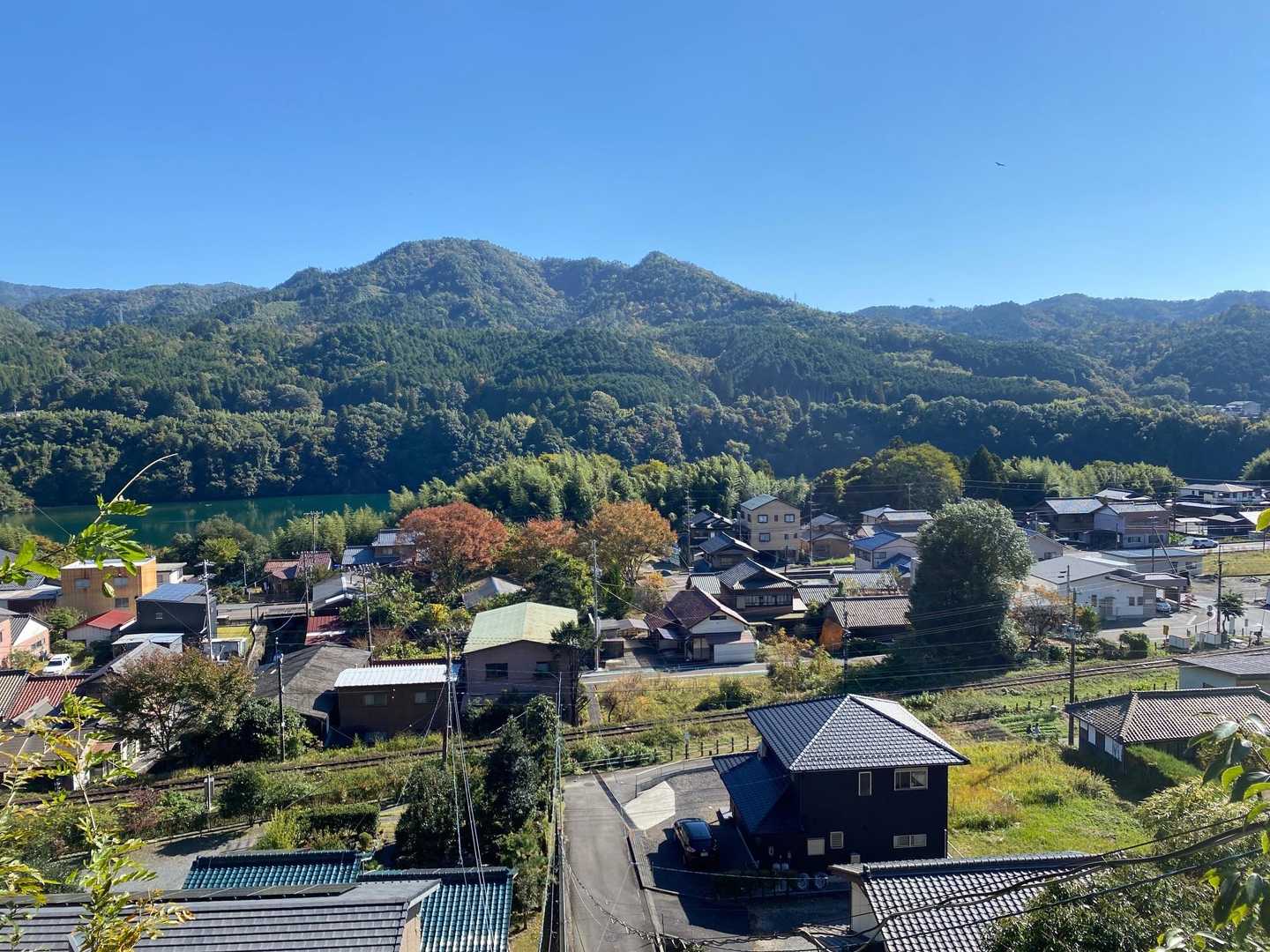 降りてきました。
下に見えてる線路はJR高山本線です。
特急「ひだ」が走ってますが、残念ながら撮れませんでした。何度か通り過ぎて行ったんですけどね😅