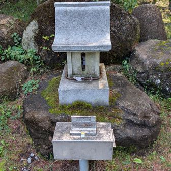 守屋山諏訪社の石祠