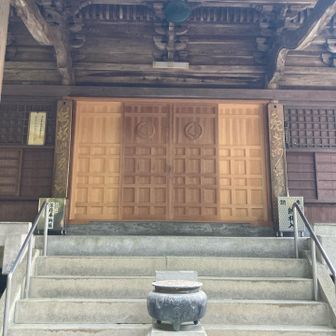 本堂は閉まっていて、お賽銭が入れられません。