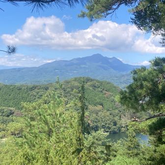 茅ヶ岳
右下は千代田湖