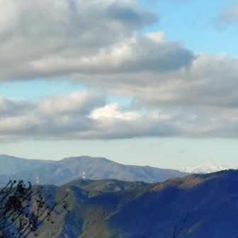 1番左が恵那山、右（遠くの白い山）が御嶽山