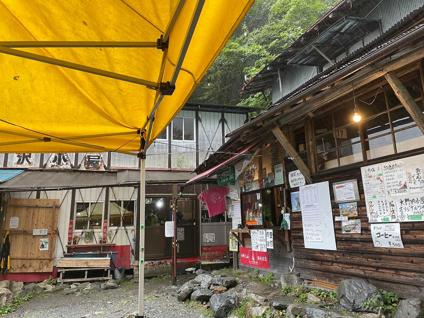 大門沢小屋到着
テン泊予定でしたが、思いの外濡れてしまったので小屋泊に切り替えました。