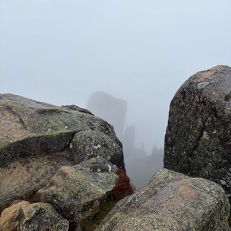 微かに見えるのは大ヤスリ岩？