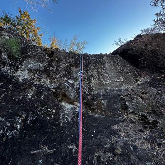 鶴峯山本峰手前の通称鶴峯ジャンダルムに登ります

過去鶴峯に登った時は稜線尾根歩き重視でジャンの方には登ってこなかったので今回が初めてとなりました

持参ロープは30m2本だったので2ピッチ(20m弱、15mほど)で登りました
1ピッチ目は相方さんでここは私の2ピッチ目

・下の5枚目の写真はここを上から眺めたアングルになります