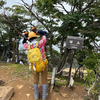傾山到着
猫耳らしい🤭

山容が傾いて見える為に傾山と名付けられました。