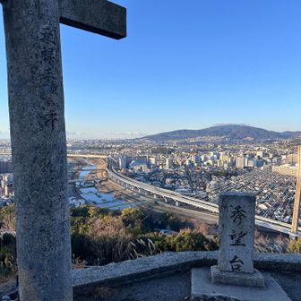 こっちから
下山しました。
六甲山頂に少し雲が☁️
六甲のみなさ〜ん
今年も安全第一で楽しみましょう〜❤️