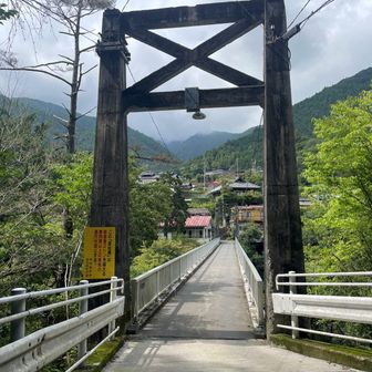 「雲仙橋」と名付けられた橋は対向車をやり過ごしてから渡る。渡った先には雲仙屋という民宿があった。酒処でもあり、こんな場所で宿泊なんていうのもオツですな。