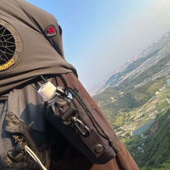 近場の低山1〜2時間コースなら、夏場はリュックではなくヒップバッグ（ウエストバッグ）を使用。リュックは背中が暑い💦
そのため空調服いけるやんと、今回着てみた。
涼しいことは涼しい。
でも汗はかきます。
バッテリーとか重いしね。