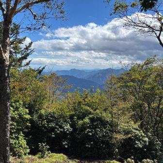 山頂から
雲取山付近は雲に覆われている模様