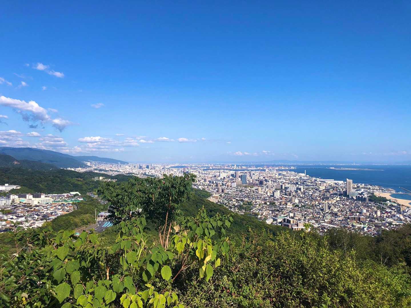 ここも眺め良し。わが家族はあの向こうの街中にいるかと。