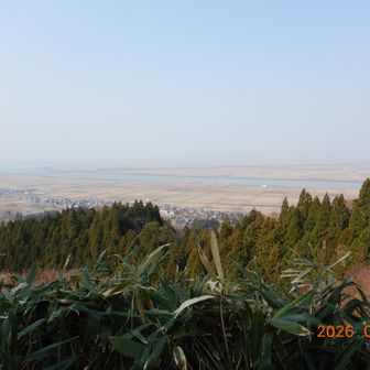 男鹿山は霞に隠れている。