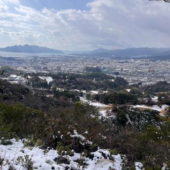 ゴルフ場⛳️も積雪、今日はクローズ
奥に浮かぶは、世界遺産の厳島🌟