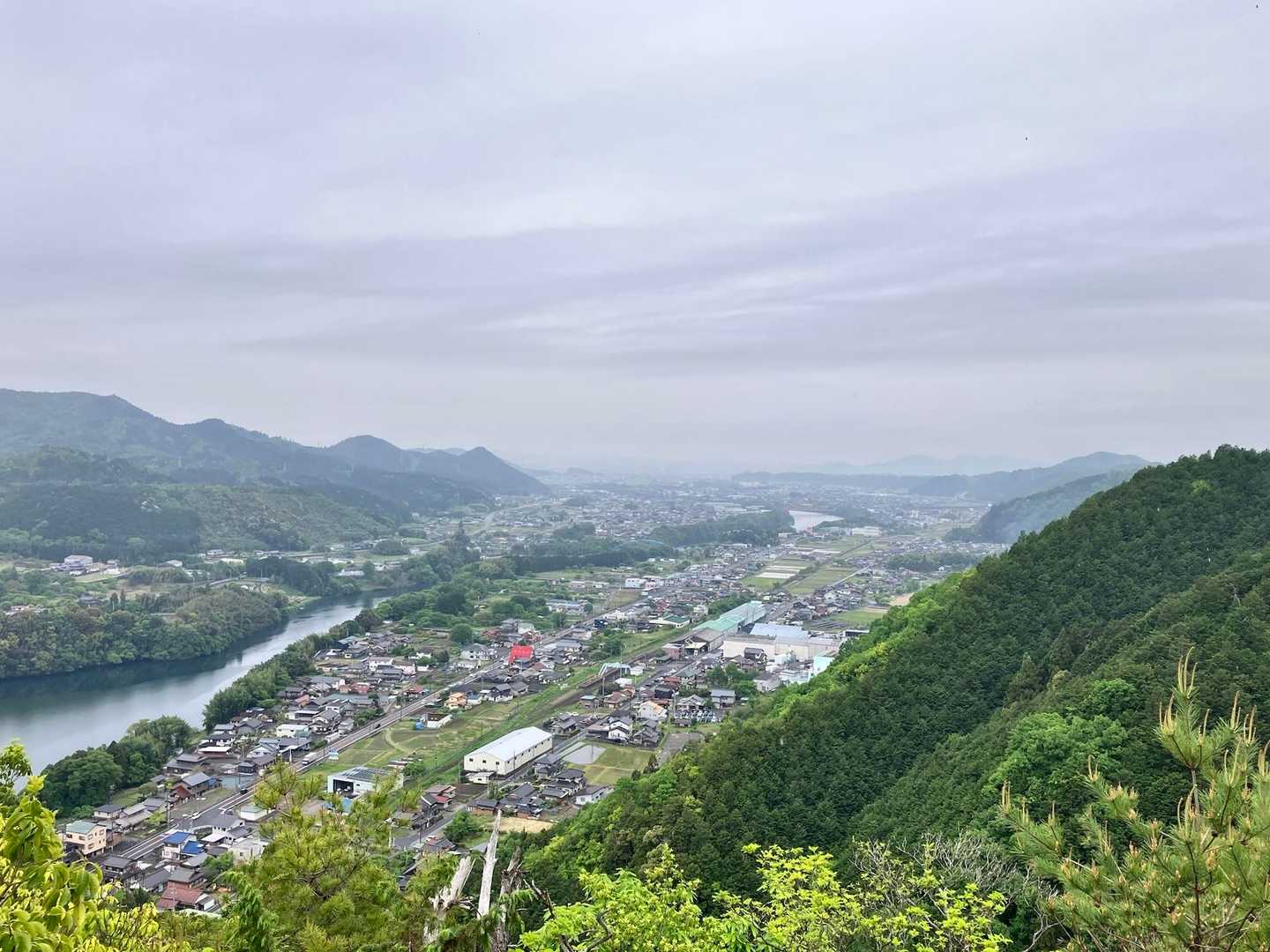 【遠見山 見晴岩(南峰)】
中川辺方面