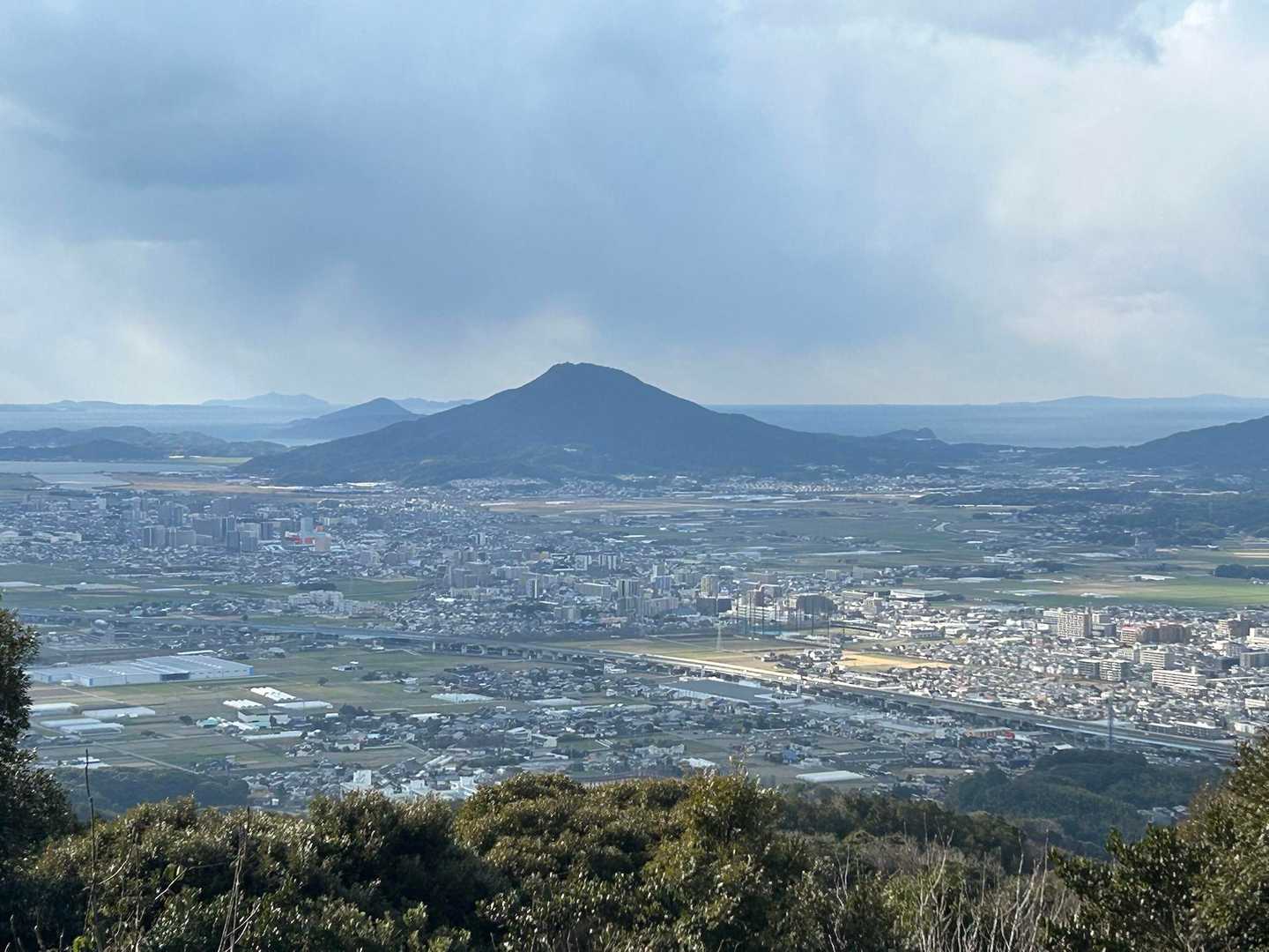 糸島、可也山と思われます