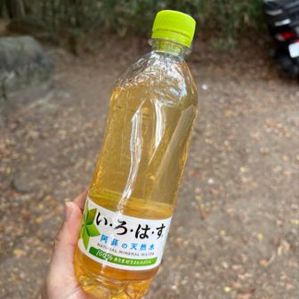 林道終点に降りてきて、今度はいろはすに経口補水液的な無印良品のパウダーステックを入れた物🚰(maruちゃんから貰った🫶ウメ塩味✨)