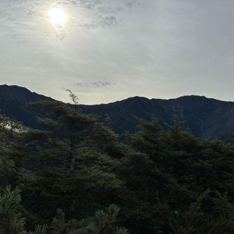左から、北岳、中白根岳、間ノ岳
間ノ岳の右肩にちょこんとと飛び出るのがTJAR戦士が震える三峰様