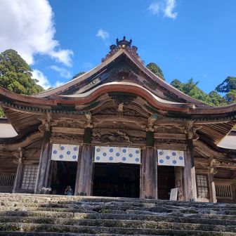 大神山神社と大山寺
大神山神社をお詣りするならお賽銭のみ。素通りもあり。
お宝見るなら拝観料が必要です。
入り口入り右脇に受付あり。
なんだか大神山神社と大山寺の為の青空の筋だったようです。