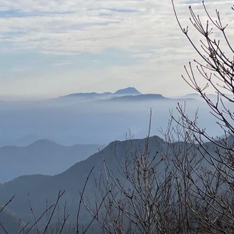 由布岳（手前は万年山）