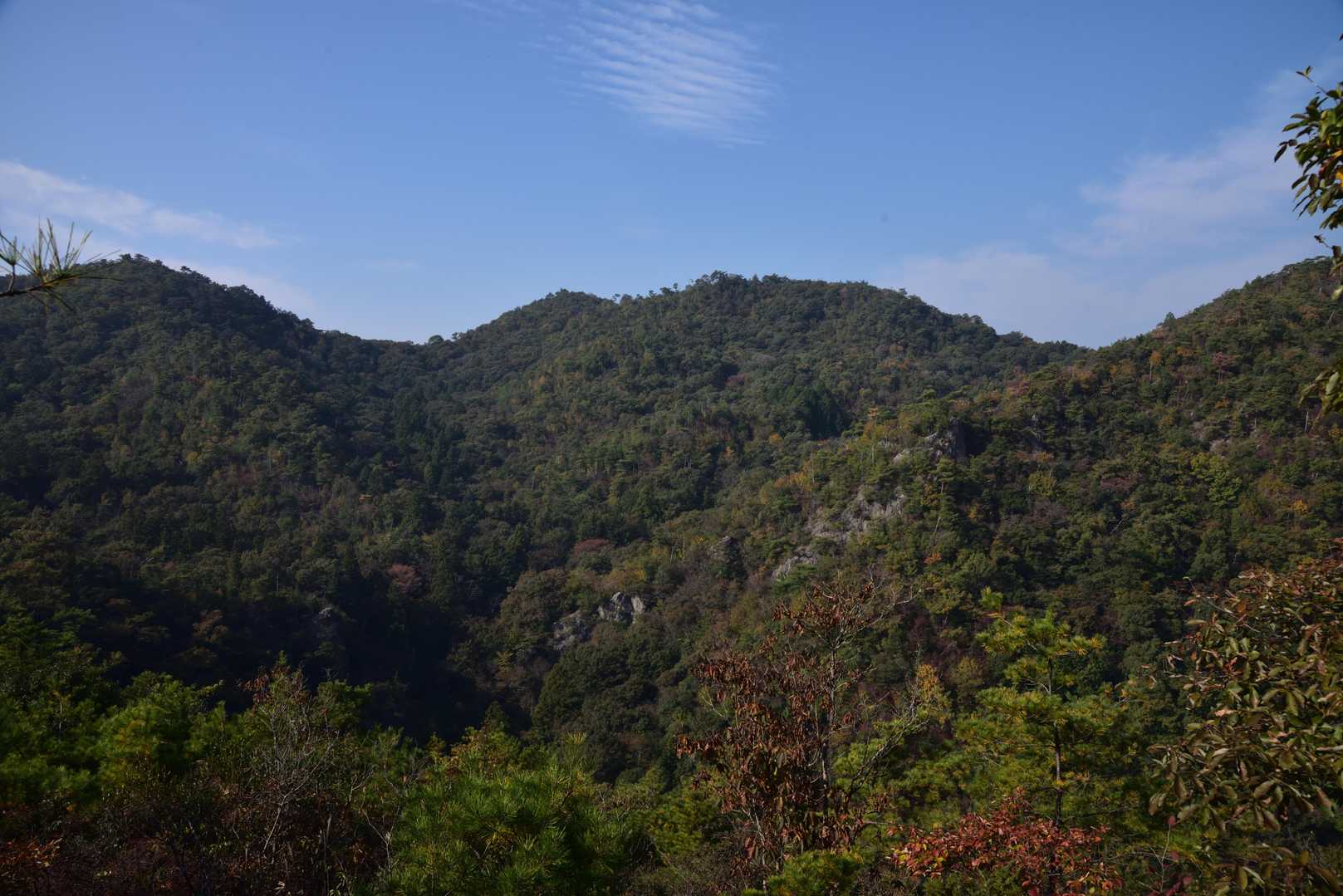 北回りルート手前の小ピークから望む西山(両見山)の山塊‼️
私は勝手に西山カール(笑)と呼んでいる。
これからチャレンジするぞ‼️