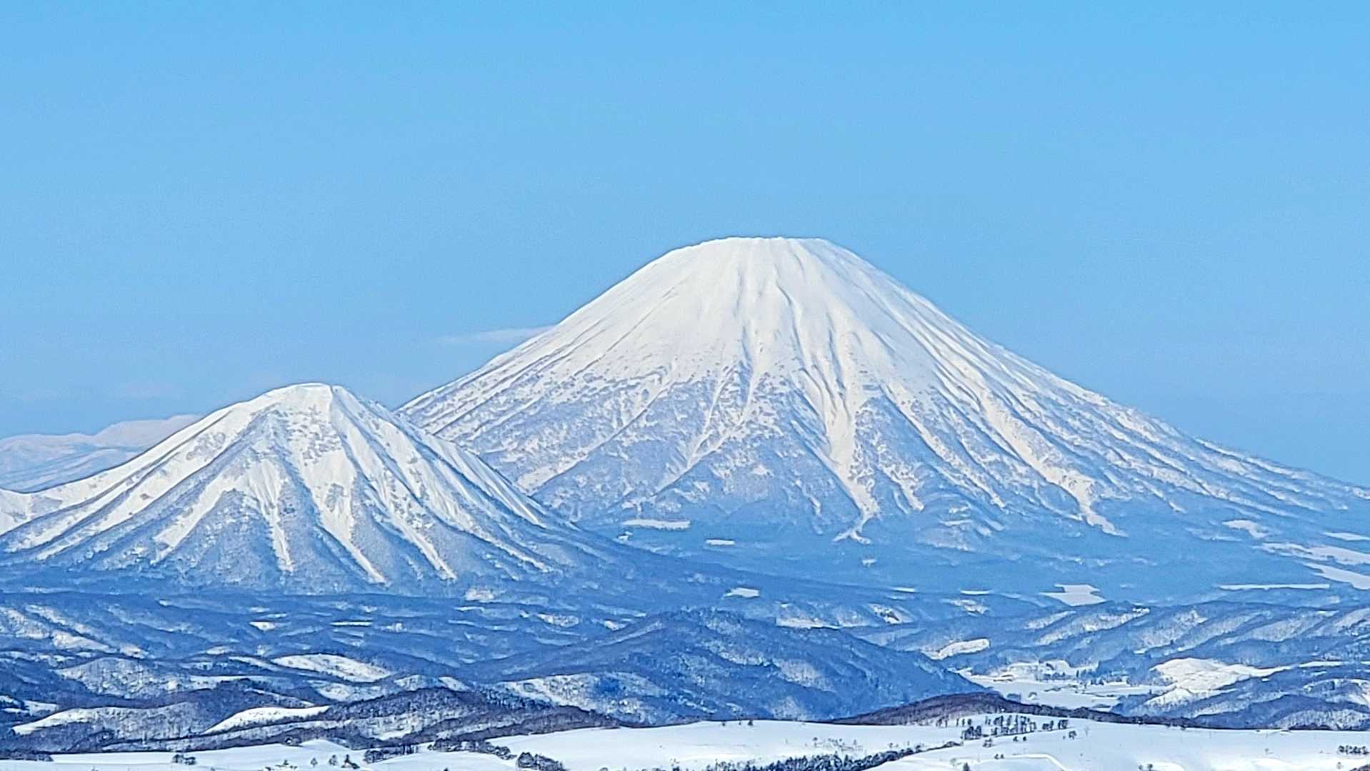 『尻別岳(左)』　『羊蹄山(右)』