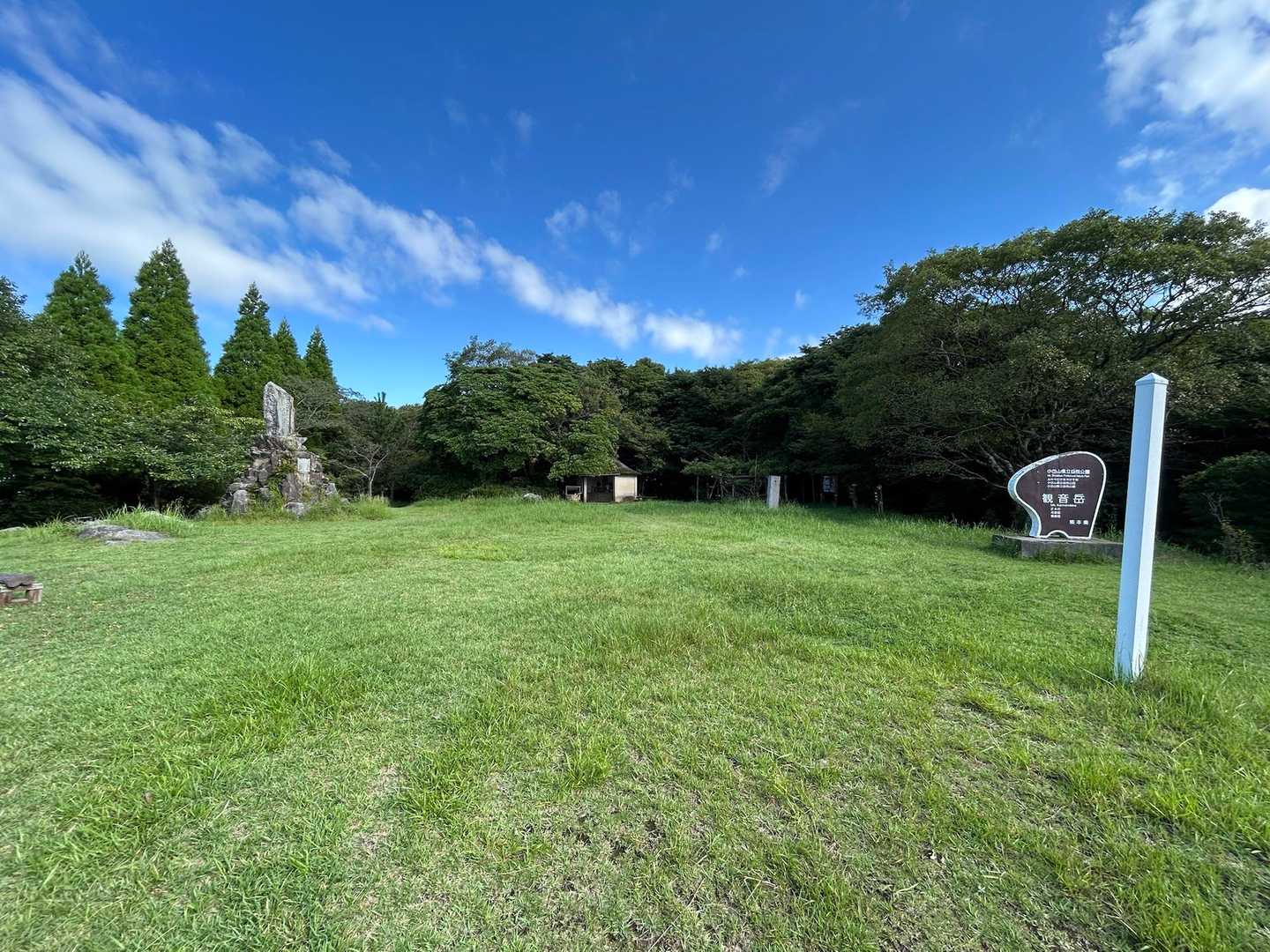 登山開始から1時間で観音岳到着。後ろ側は有明海や普賢岳が見えます。ここでテン泊出来たらいいな😅
