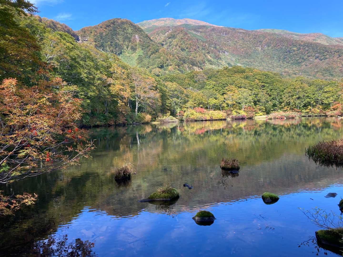 風も止み、湖面に美しく鳥海山を映しています。