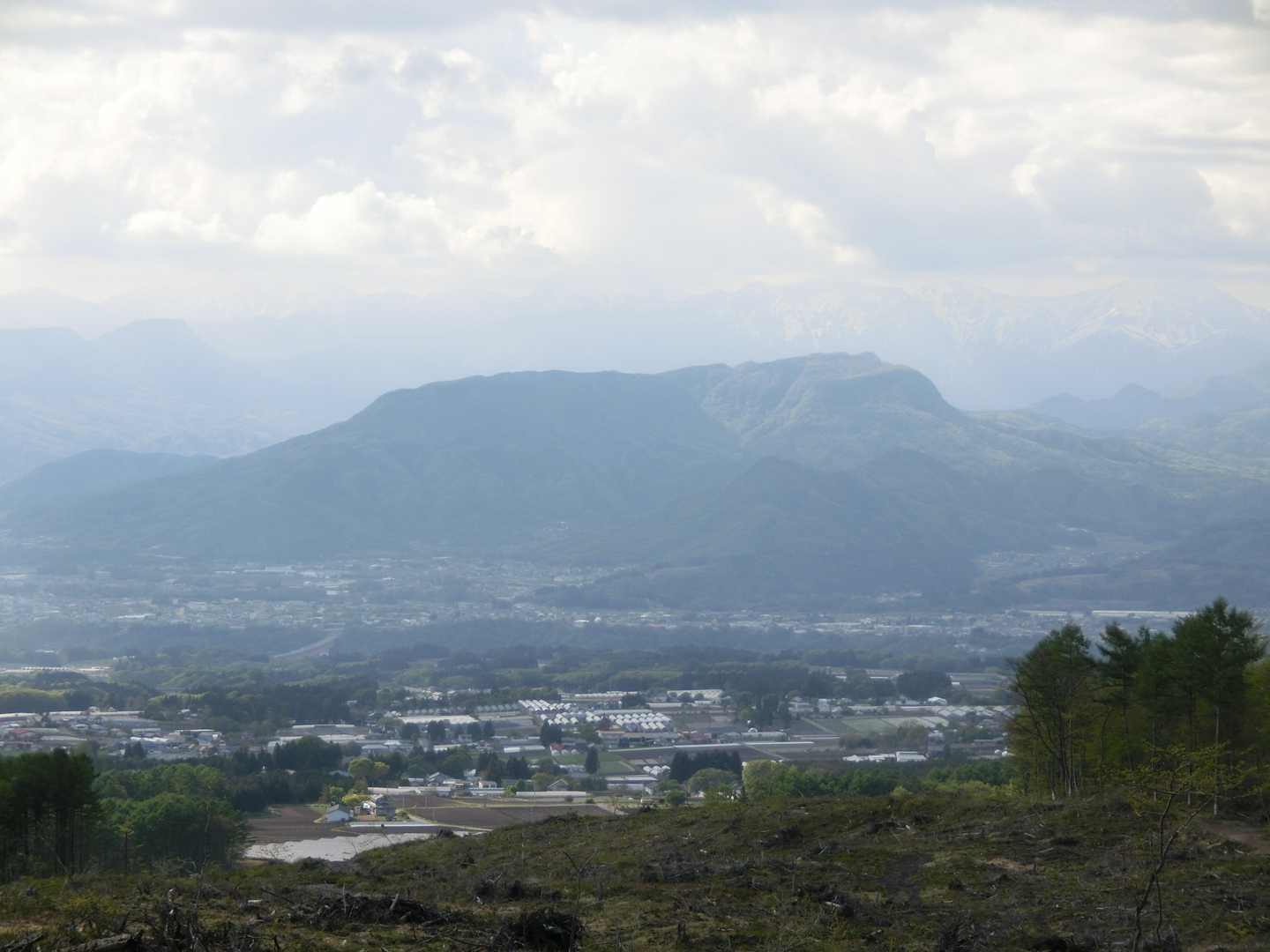三峰山とその右下にうっすらと戸神山が見えました。