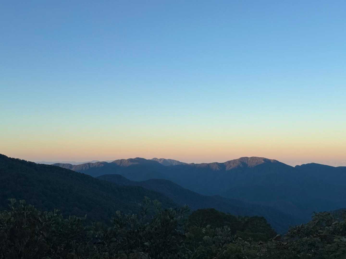 遠くの山々が明るくなり出した🌅