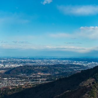 奥の東京湾のさらに奥には房総半島の山々が連なる
右端が富山のあたり