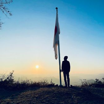 1時間前は風があったけど微風過ぎて旗が広がらない