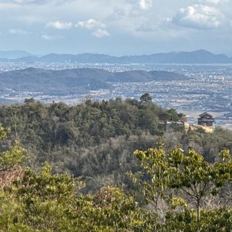 犬墓山からの展望。
なんか、にたような名前の小説があった。
鬼ノ城西門が見える。
ずいぶん歩いたのね。
