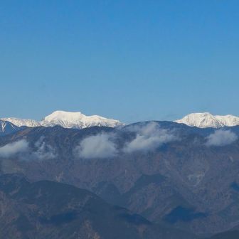 左から上河内岳、聖岳、赤石岳
