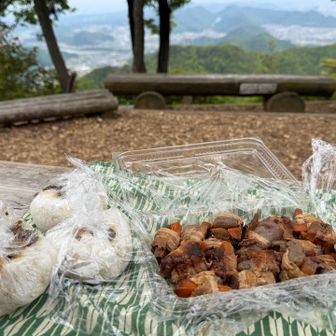 3人分のおにぎりと肉巻き作ってきてくれた😍🍖🍙