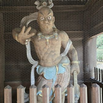 木製の仁王像…阿吽のウン🙏