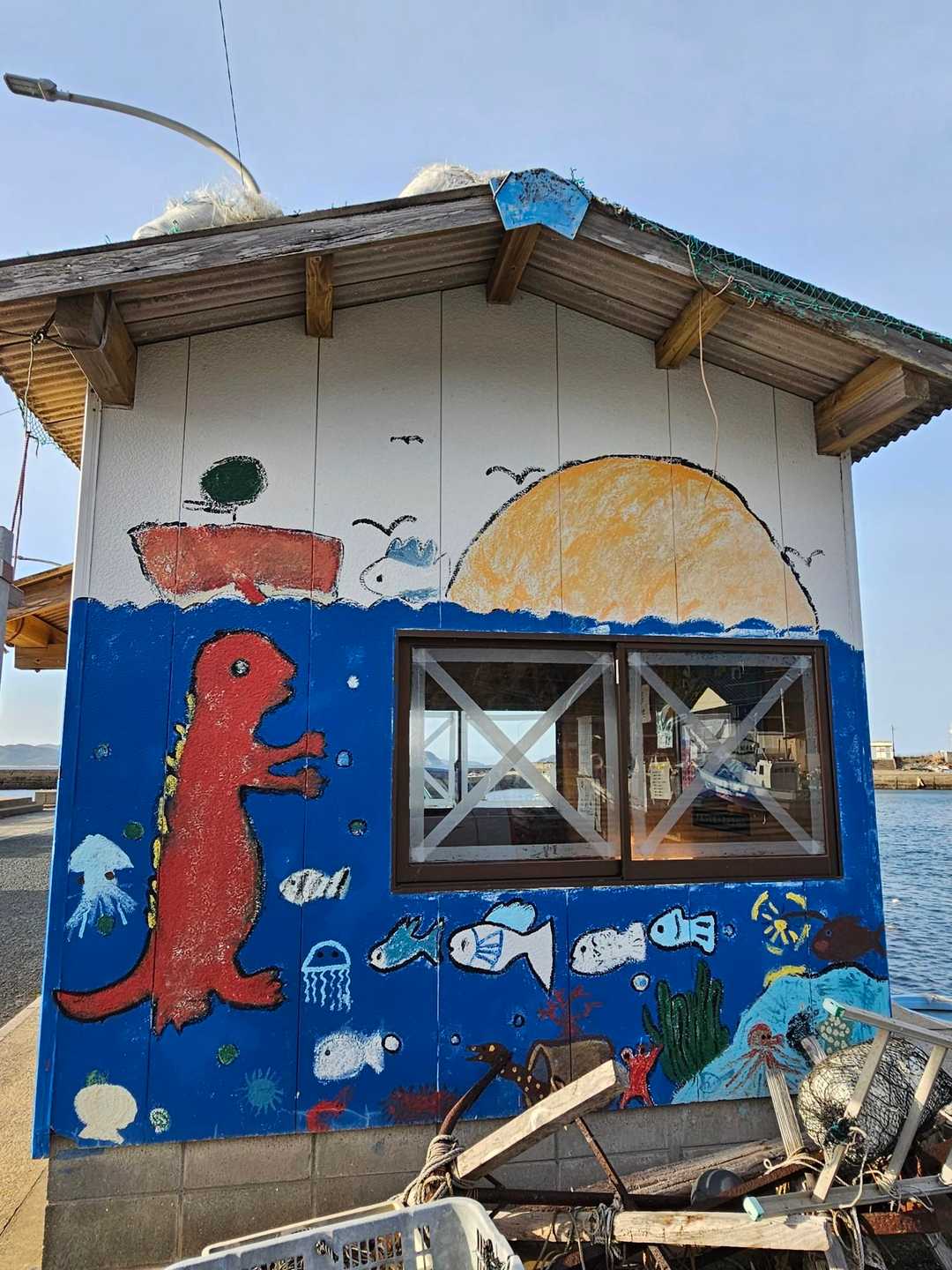 渡船泊待合所の壁面。かわいい