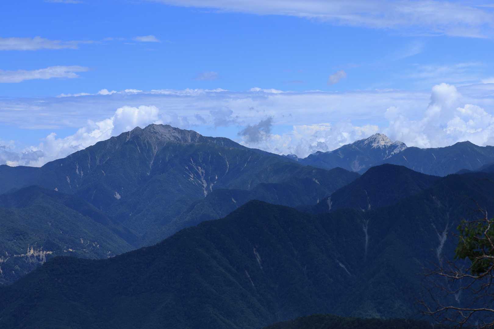 仙丈ヶ岳(左)と甲斐駒ヶ岳(右)

ここから眺めるこの二座もカッコいい！✨