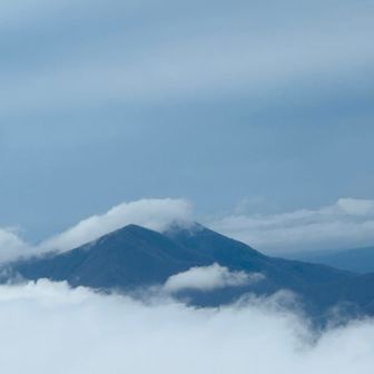 滝雲のように覆い被さって