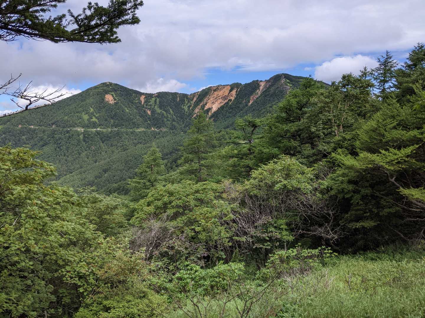 左端が東篭ノ登山。真ん中に赤ゾレ。目指すは右端の水ノ塔山！