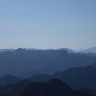 谷急山から荒船山。最奥には摩利支天の特徴的な甲斐駒、よく見ると北岳も。