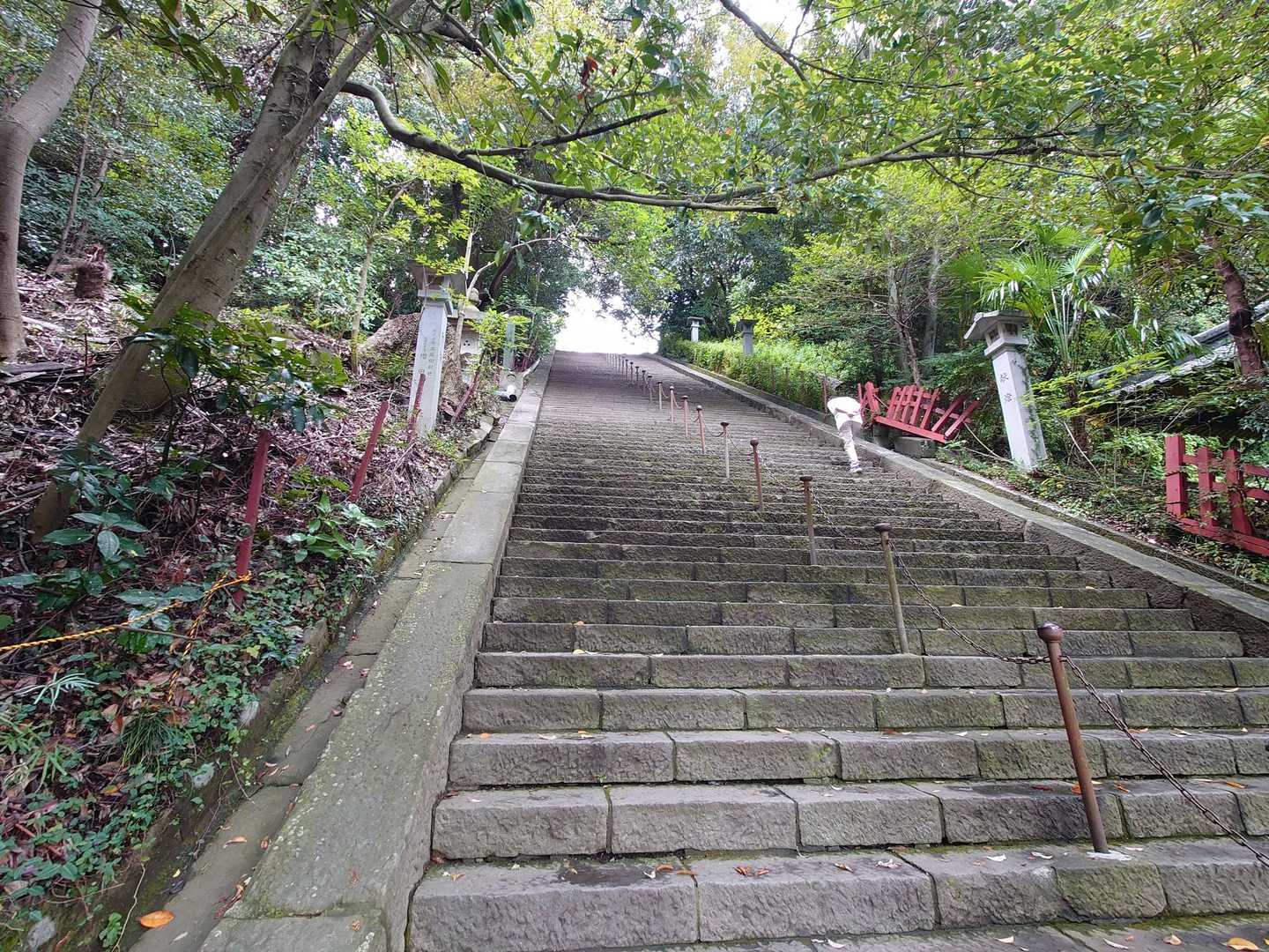 浅間神社から浅間山に行くには、まずこの階段を登ります💦