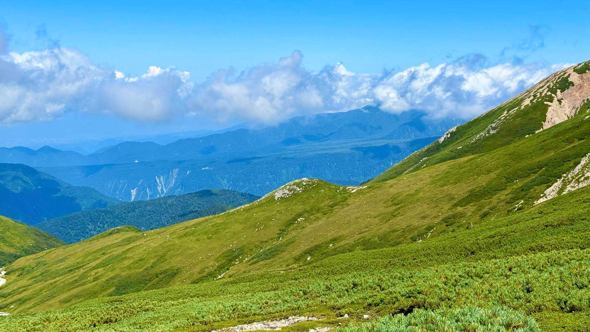 薬師の稜線もまた雲上の楽園であった
とにかく見晴らしが良い
立山のある方向に広大な台地を認めた
きっと「弥陀ヶ原」だろう
美女平から高原バスに乗って室堂に向かう途中に薬師岳が見えてくる
今はその反対の光景を眺めていることが楽しかった