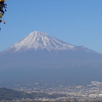 ワープできず、ひたすら舗装路歩きで御殿山に到着。
展望台ではなく、市街地寄りの場所からこれが見える。
雪がないか、逆に真っ白ならいいかなあ。
富士山「ん？」