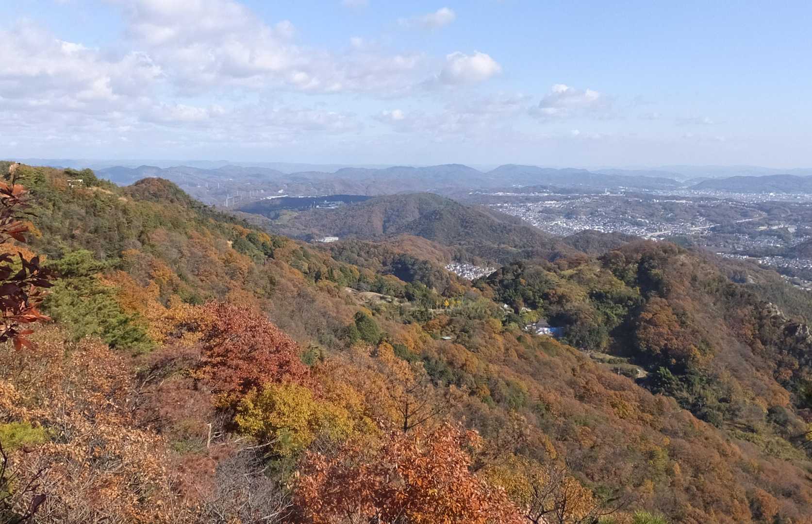 左が先ほどの展望台
　右が鳴滝城跡の山